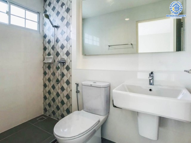 *****ทาวน์เฮ้าส์มือสองย่านกรุงเทพฯ ม.อินดี้ ศรีนครินทร์-ร่มเกล้า หลังมุม! จัดสรรคได้ทุกความสุข บนเนื้อที่มากสุดถึงเกือบ 35 ตร.ว. ฟังก์ชัน 3 ห้องนอน 3 ห้องน้ำ 2 ที่จอดรถ เป็นส่วนตัว วิวเปิดโล่ง บนทำเลใกล้สนามบินสุวรรณภูมิ, รถไฟฟ้าสายแอร์พอร์ตเรลลิงก์ "สถานีลาดกระบัง" และทางด่วน "มอเตอร์เวย์"